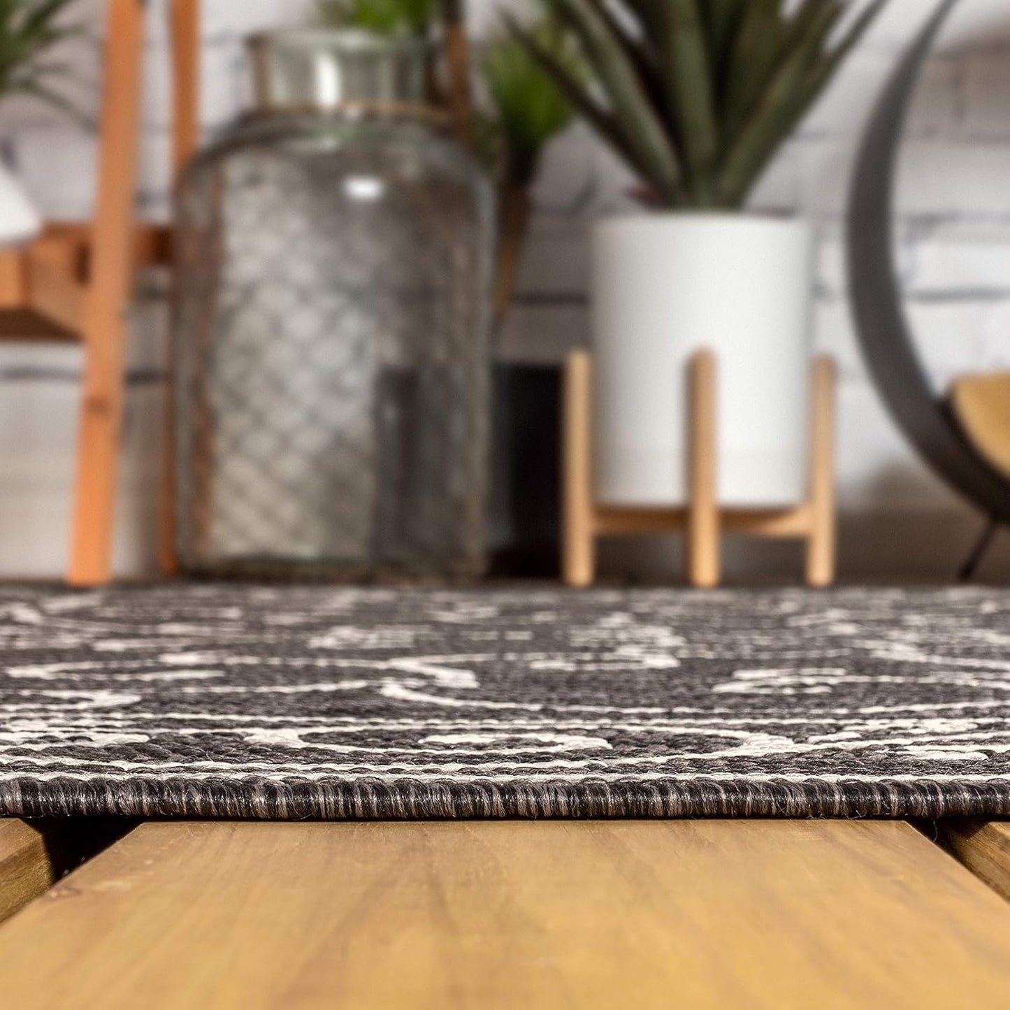JONATHAN Y Vintage Filigree Indoor Outdoor Round Area Rug 3 Ft Black/Gray, Charleston Textured Weave for Backyard, Patio, Porch, Easy-Cleaning, High Traffic, Pet-Friendly, Non-Shedding (SMB106G-3R)